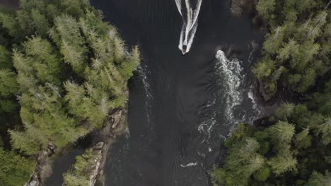 Ein-Motorboot,-Das-Durch-Eine-Schmale-Passage-Auf-Vancouver-Island,-Britisch,-Kolumbien-Fährt