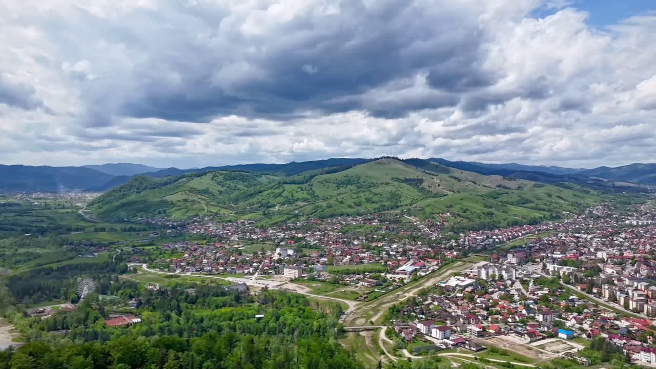 el video de hiperlapso captura el paisaje urbano de gura humorului, rumania en un día soleado y nublado