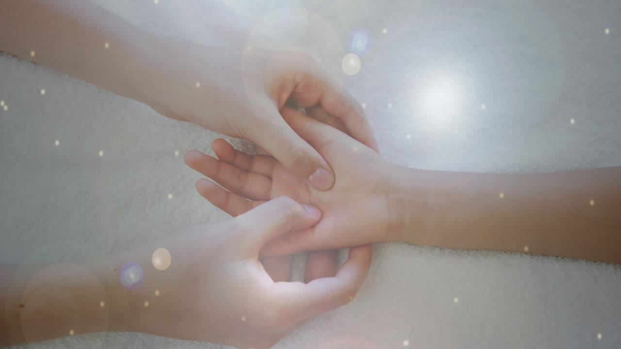 마사지하는 의사의 중간 부분에 반 ⁇ 이는 빛의 반점의 디지털 애니메이션 특허 손