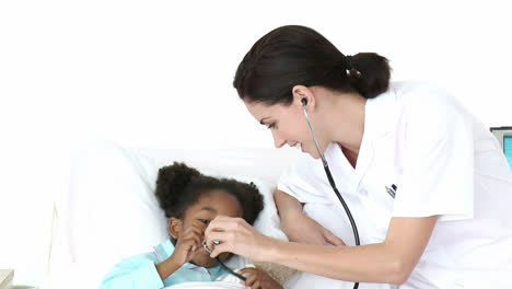 Brunette-doctor-examining-a-little-girl
