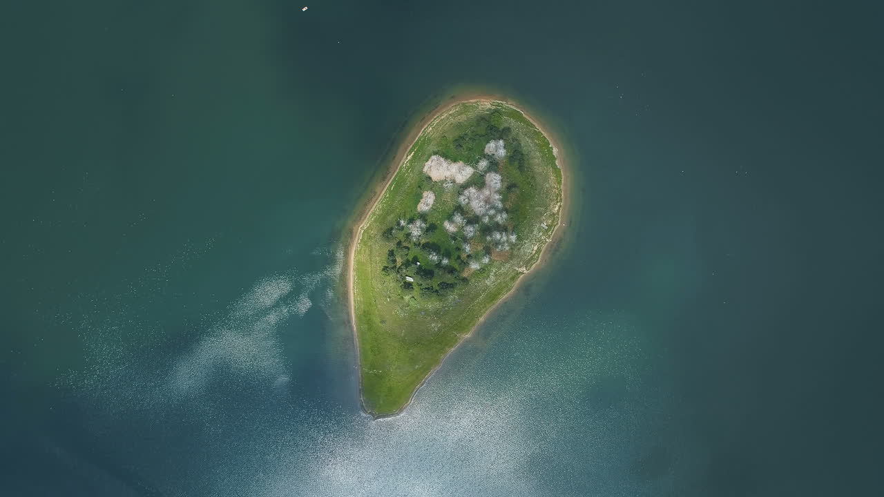 vista superior de la pequeña isla aislada del lago en batak, bulgaria