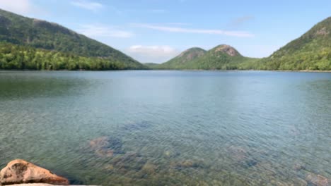 4k-dame blickt über den jordan pond im acadia-nationalpark in maine