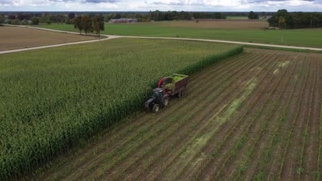 Biomasseproduktion-Mit-Traktor-Mit-Feldhäcksler,-Der-Mais-In-Silage-Hackt