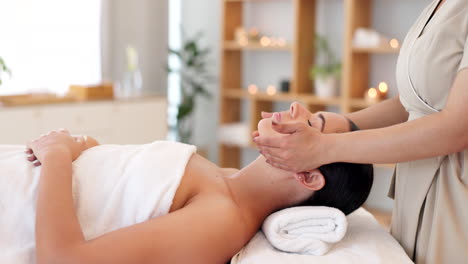 Massage,-Spa-Und-Entspannung-Mit-Einer-Lügenden-Kundin