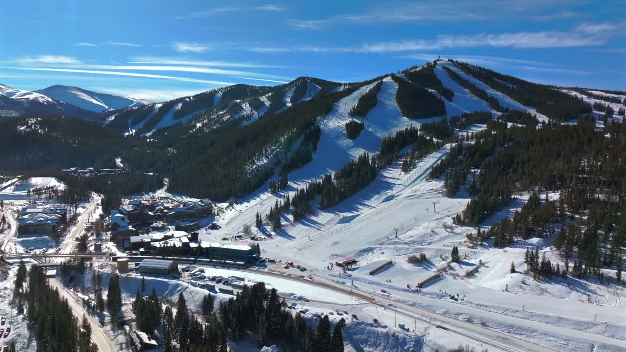 parque de invierno centro de la mañana aldea lodge tren de esquí ascensores de góndola líneas diciembre pájaro azul soleado nieve fresca mary jane esquí snowboard correr senderos bertoud paso colorado círculo a la derecha