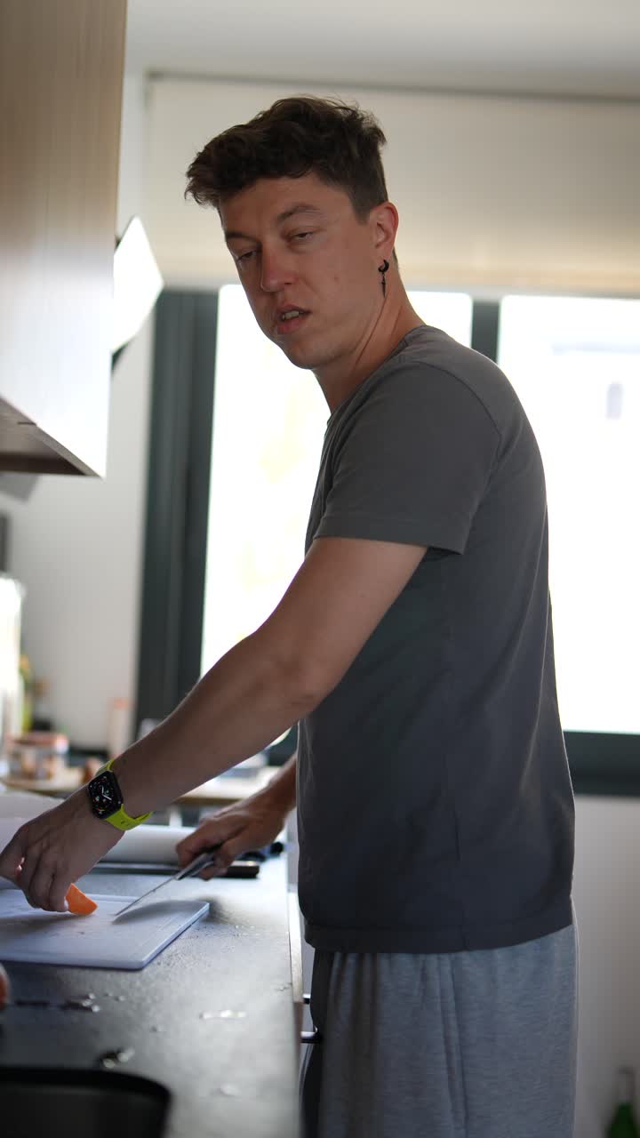 사람이 부 ⁇ 에서 채소를 자르고 있다