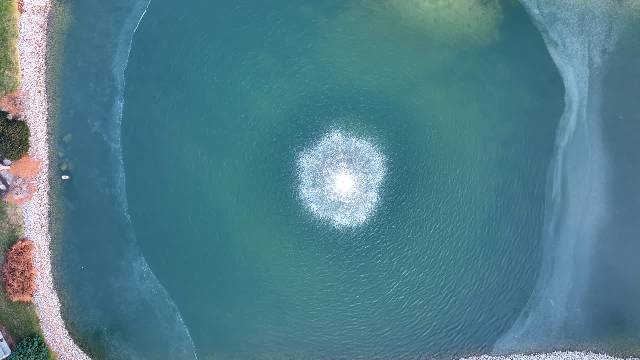 분수가 물을 뿌린다