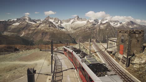 toma del tren de montaña gornergrat saliendo de la estación en suiza en 4k
