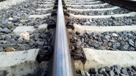 imágenes de primer plano de la vía del tren de grava