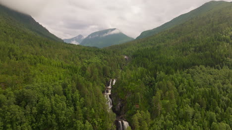 Agua-Que-Fluye-Hacia-Los-Arroyos-Y-Cascadas-En-Medio-Del-Bosque-Verde-En-La-Costa-Oeste,-Noruega