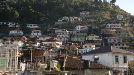 Ciudad-De-La-Unesco-Berat-Con-Casas-Antiguas-En-La-Montaña,-Albania,-Inclinada-Hacia-Arriba