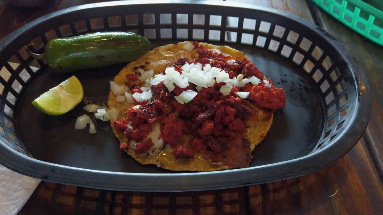 deliciosos tacos al pastor con chile jalapeño en un restaurante en guanajuato a