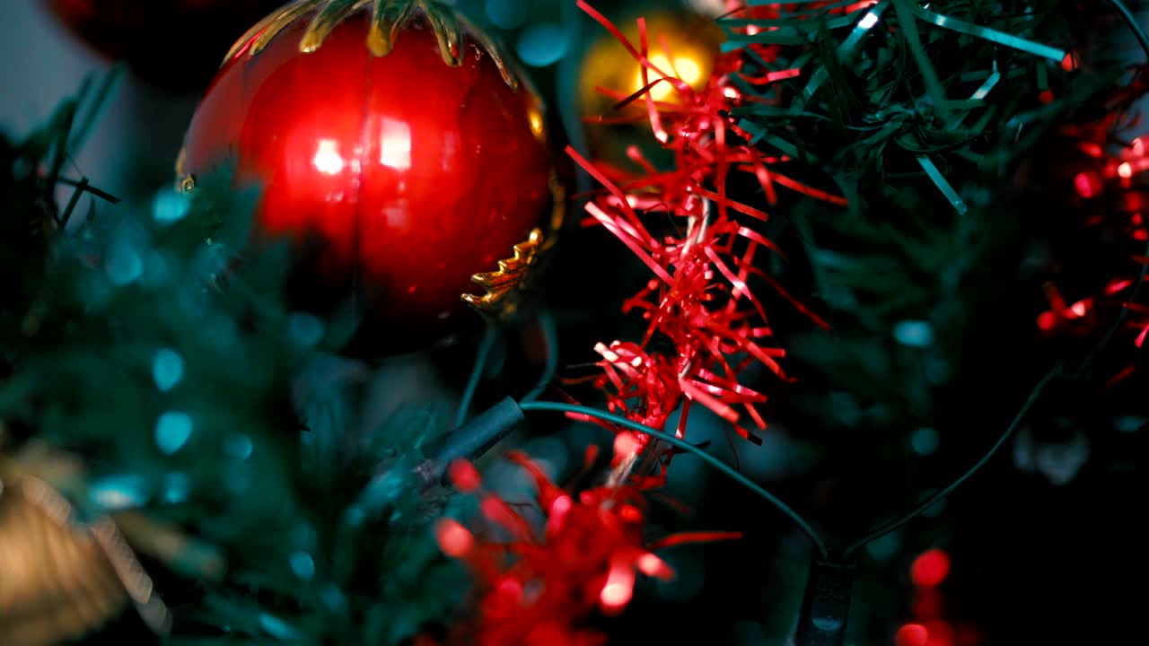 árbol de navidad y luces de navidad, feliz navidad y felices fiestas, árbol de navidad decorado
