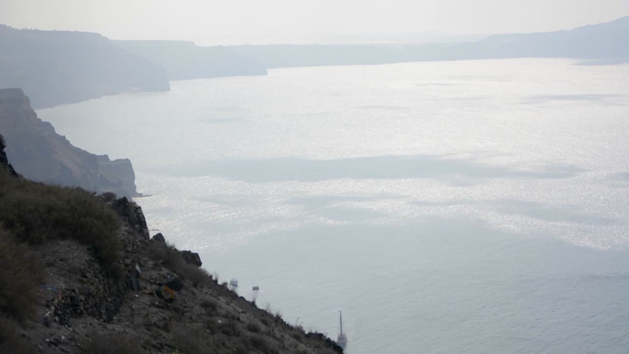 viento que sopla el agua dentro de la caldera de un volcán en santorini, grecia