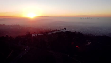 Los-Angeles-Junto-Con-El-Observatorio-Griffith-Con-El-Horizonte-Del-Lado-Oeste-De-La-Ciudad-Al-Fondo