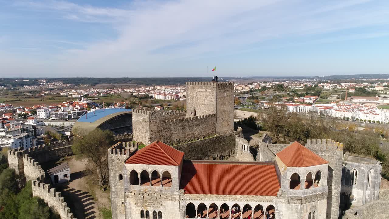 Droneflyvning afslører layoutet af Leiria by, med slottet i centrum, Portugal.