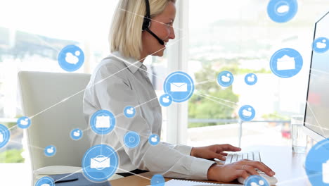 animación de iconos conectados a través de un agente de servicio al cliente caucásico hablando y trabajando en el escritorio