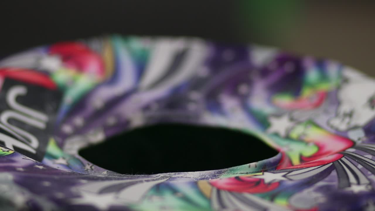 손에 묻은 분필 닦기