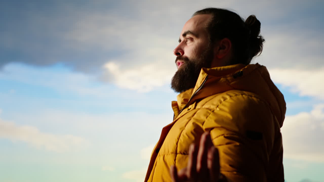 산 꼭대기 에서 명상 포즈 를 취 하는 모험자