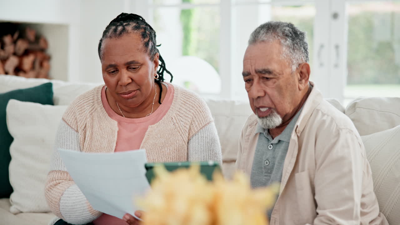 pareja de ancianos, documentos fiscales