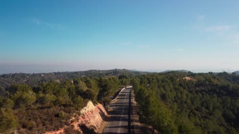 carretera panorámica a través de la región de marganell de barcelona, españa en un día soleado