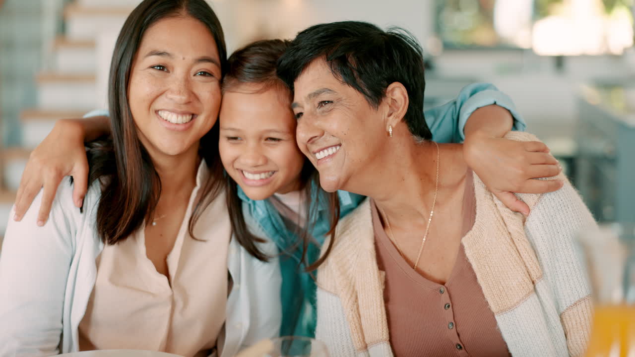 할머니와 함께 행복한 어머니와 아이의 얼굴