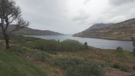 Lago-En-Las-Tierras-Altas-De-Irlanda-Con-Montañas