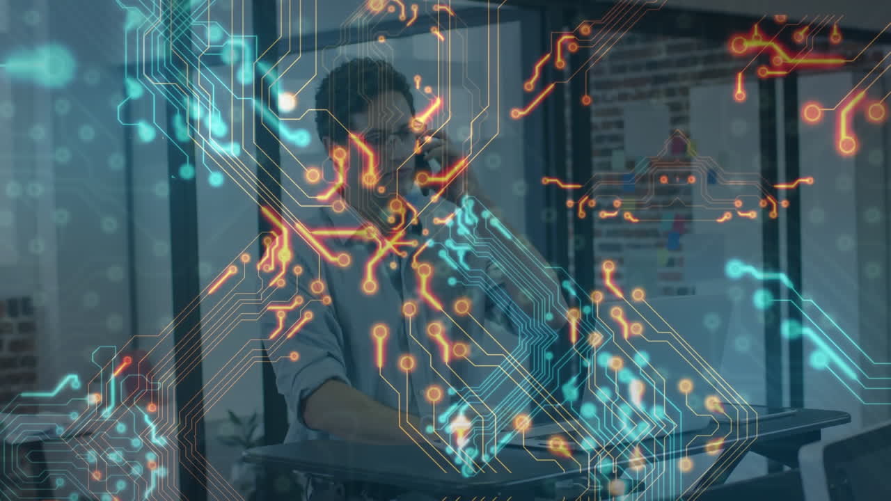 animación de la placa de circuitos de la computadora sobre el hombre de negocios caucásico en la oficina