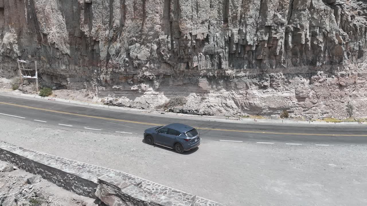 toma aérea de un automóvil que se aleja