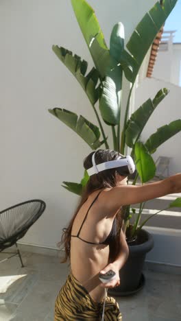 mujer jugando a un juego virtual al aire libre