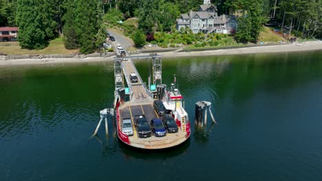 Vista-Aérea-De-Los-Automóviles-Que-Abordan-El-Ferry-Privado-De-La-Isla-Herron.