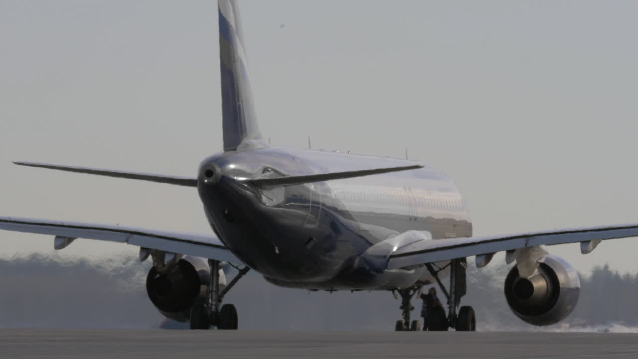 comprobaciones finales de mantenimiento en un avión a reacción