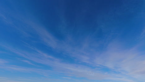 Hauchdünne-Zirruswolken-Ziehen-Im-Zeitraffermuster-Der-Natur-über-Den-Blauen-Himmel