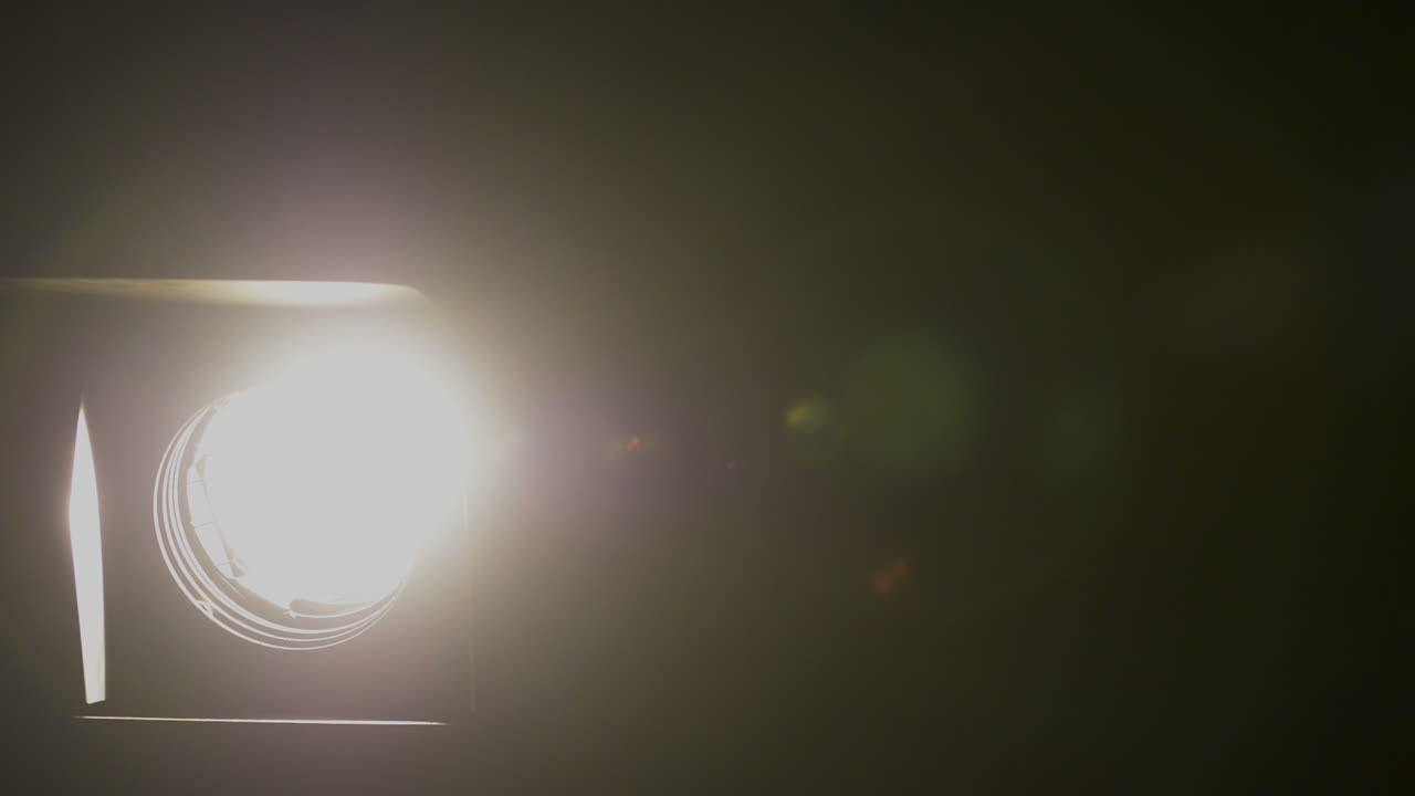 노란색 무대 조명. 파노라마 비행기 이동