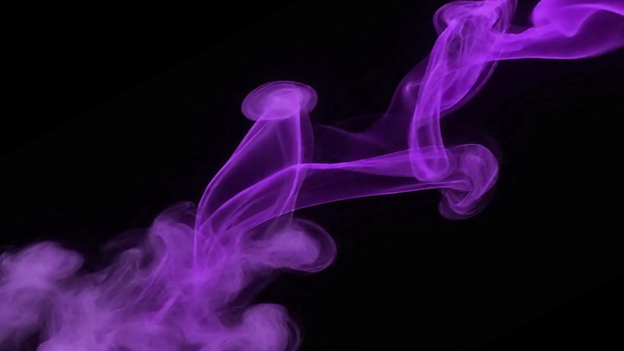 Fumo viola astratto vorticoso su sfondo nero
