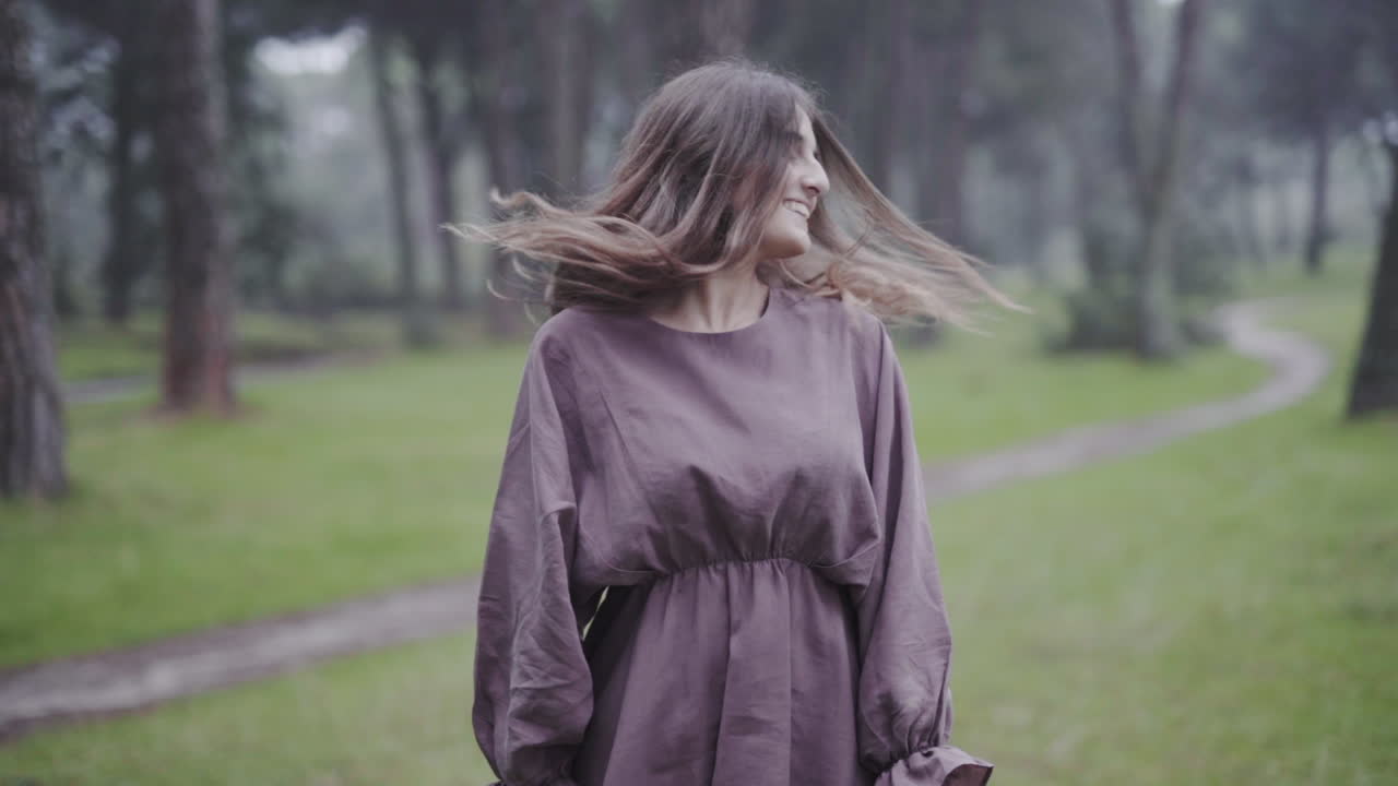 Amore per sé stessi: capelli biondi mossi che ondeggiano nel bosco