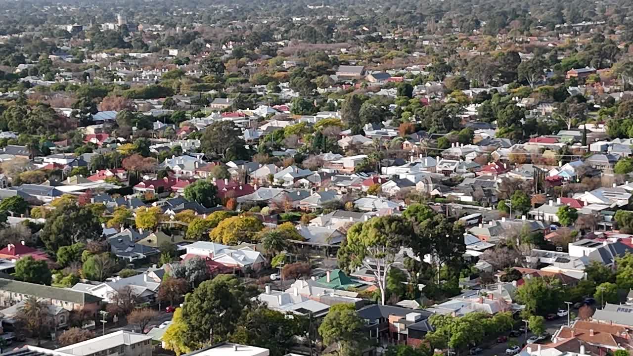 사우스 오스트레일리아의 노우드 (norwood) 에서 촬영된 드론 영상으로 교외의 집, 나무, 사업장, 거리를 보여준다.