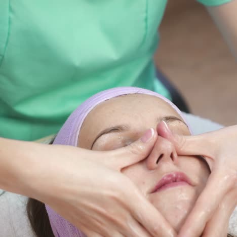 máscara facial en el salón de spa