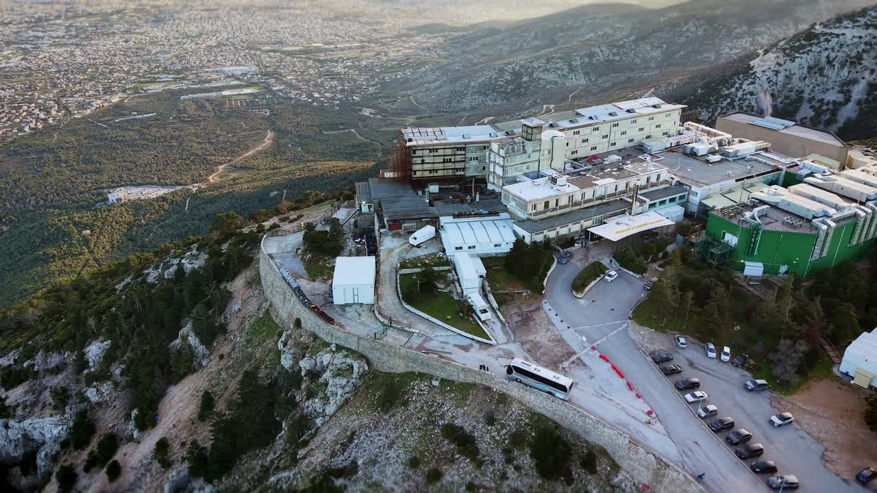 Il drone esegue un volo laterale mantenendo il Regency Casino Mont Parnes centrato nell'inquadratura mentre scende gradualmente