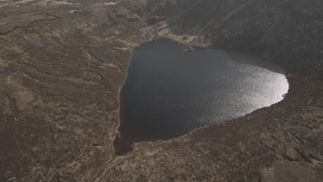 Vista-Aérea-Del-Lago-Lough-Ouler-En-Verano-En-Las-Montañas-De-Wicklow,-Irlanda