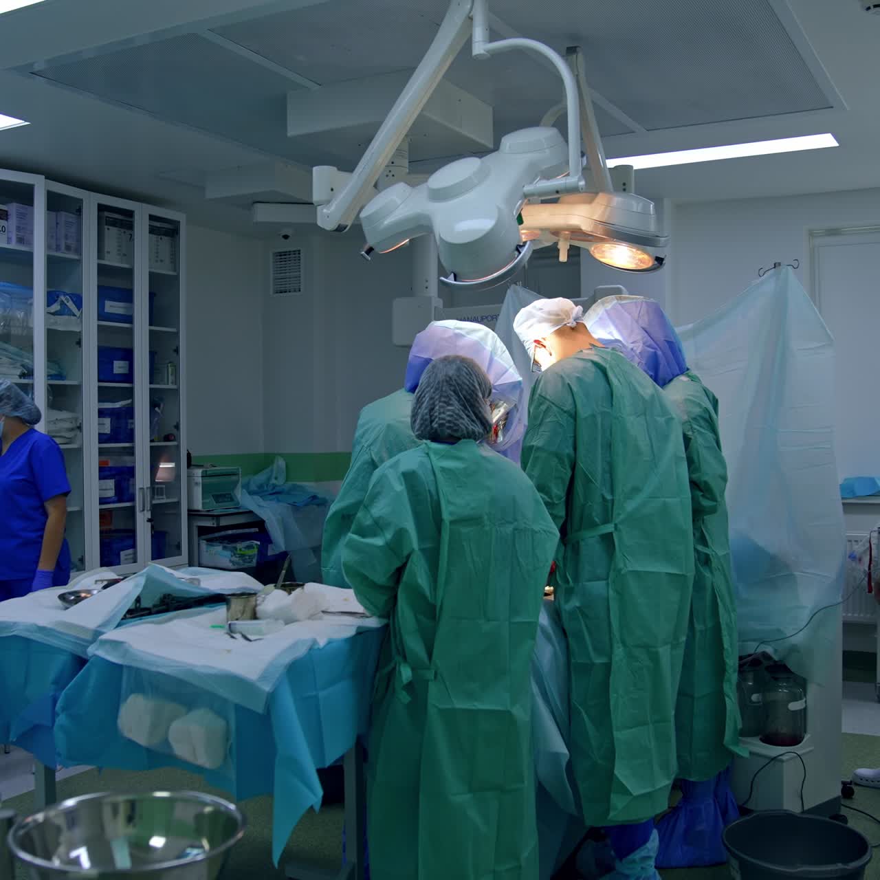 Indgang til den moderne operationsstue gennem den halvt åbne dør. Man nærmer sig holdet af kirurger, der udfører en operation på et traumatiseret ben.