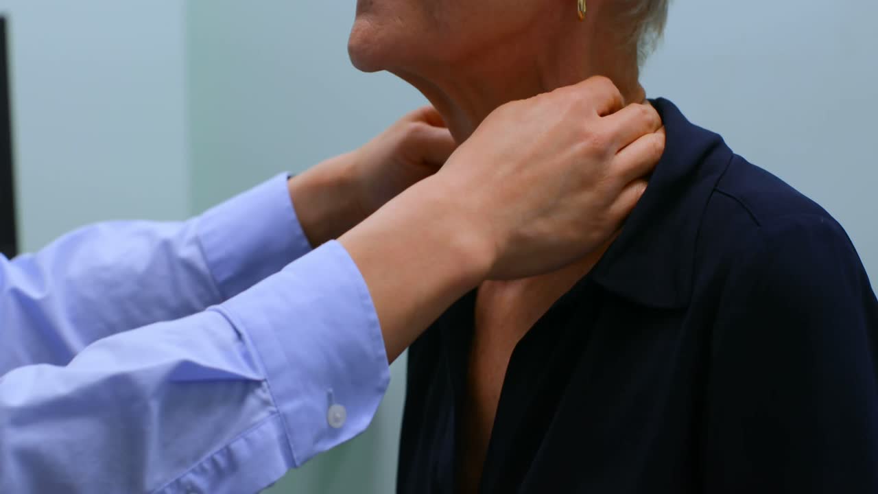 4k 클리닉에서 노인 환자를 검사하는 아시아 남성 의사의 측면 뷰