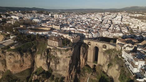 revelación aérea de la ciudad de ronda, españa, durante la puesta de sol con un cielo limpio