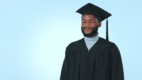 graduación, hombre o estudiante universitario señalando