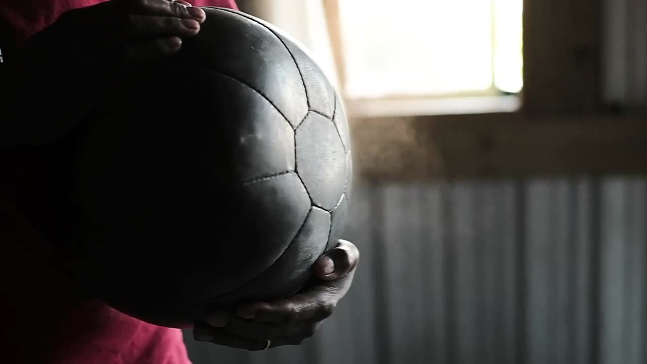 sección media de boxeador golpeando una pelota de medicina
