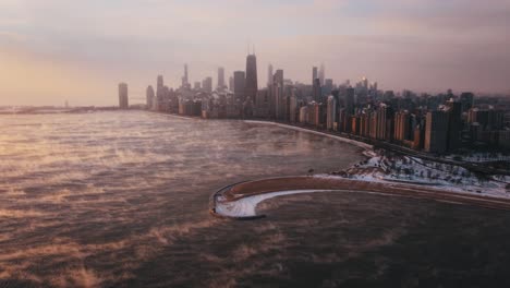 Luftaufnahme-Des-Polarwirbels-Von-Chicago-Mit-Dem-Dampfenden-Lake-Michigan