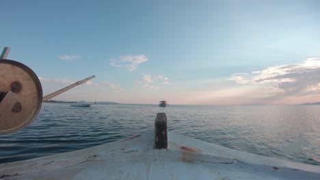 punto de vista desde el interior de un barco de pesca de vela