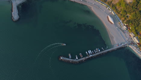 Eine-Yacht,-Die-In-Einem-Hafen-Ankommt