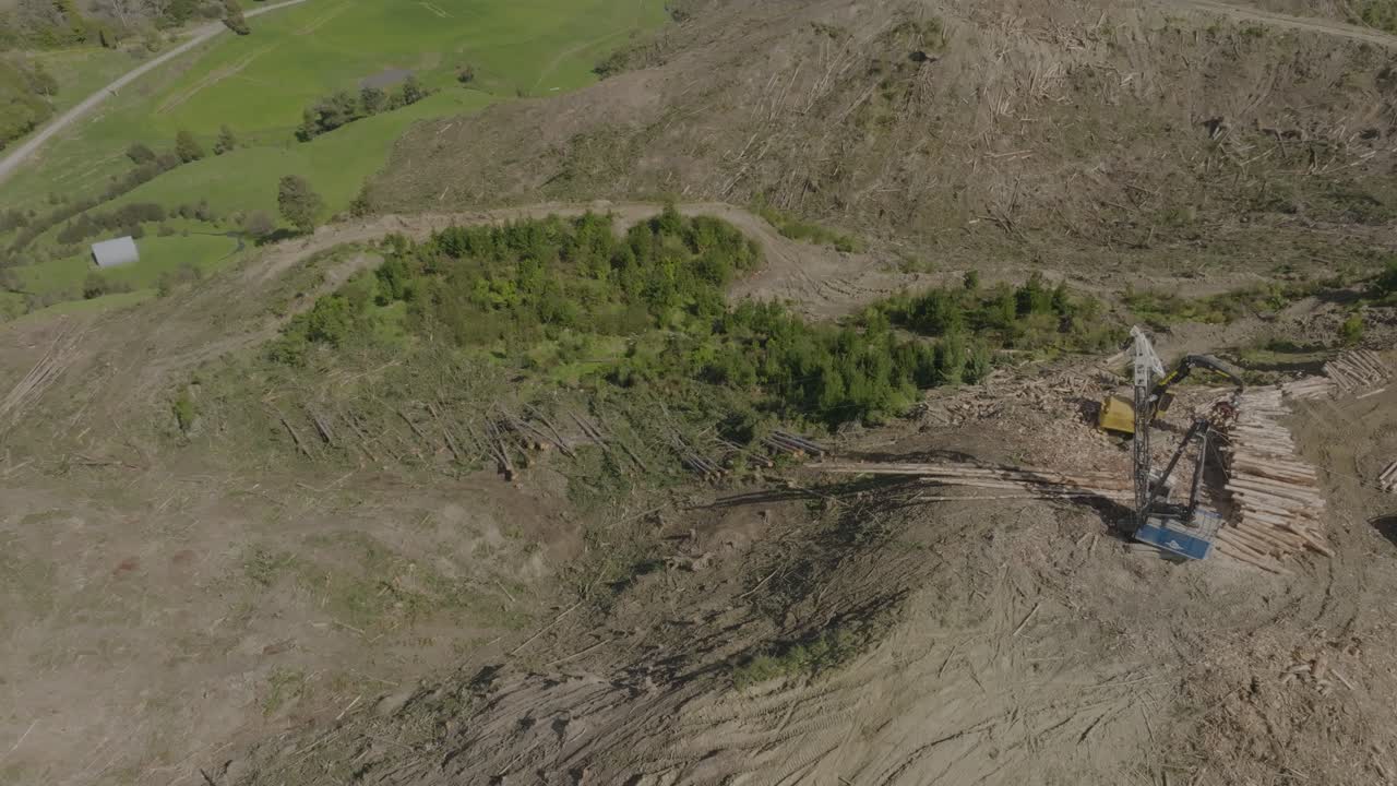 actividad forestal de la región de las colinas con una línea de cable línea de recuperación de registros de garfio en funcionamiento