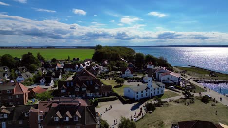 Speed-Ramp-Hyperlapse-Motionlapse-Timelapse-Magische-Luftaufnahme-Flugpanorama-Orbit-Drohne-Des-Leuchtturms-Auf-Der-Insel-Poel-Deutschland-Am-Sommertag-August-2022